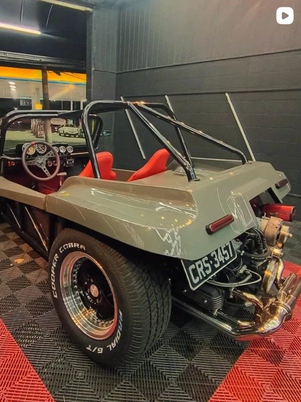 Buggy cinza com santantônio e motor exposto