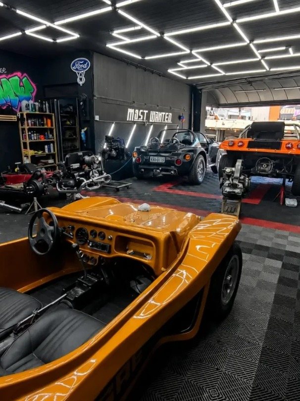 Interior de um buggy laranja dentro da oficina