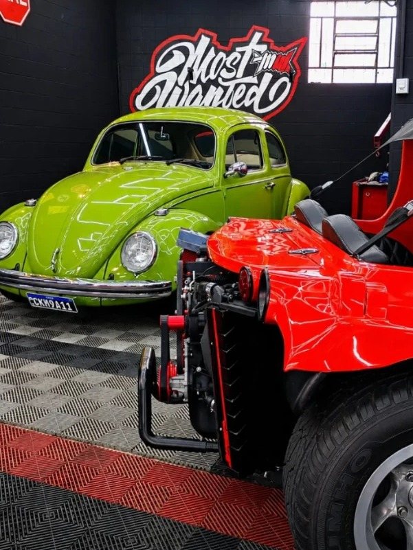 Fusca verde e buggy vermelho no estúdio