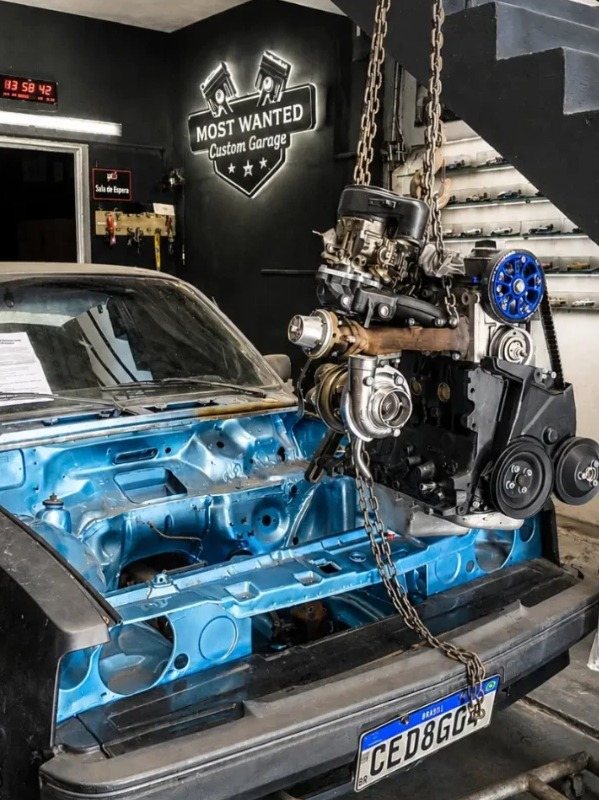 Motor AP turbo sendo içado para instalação em um VW na oficina